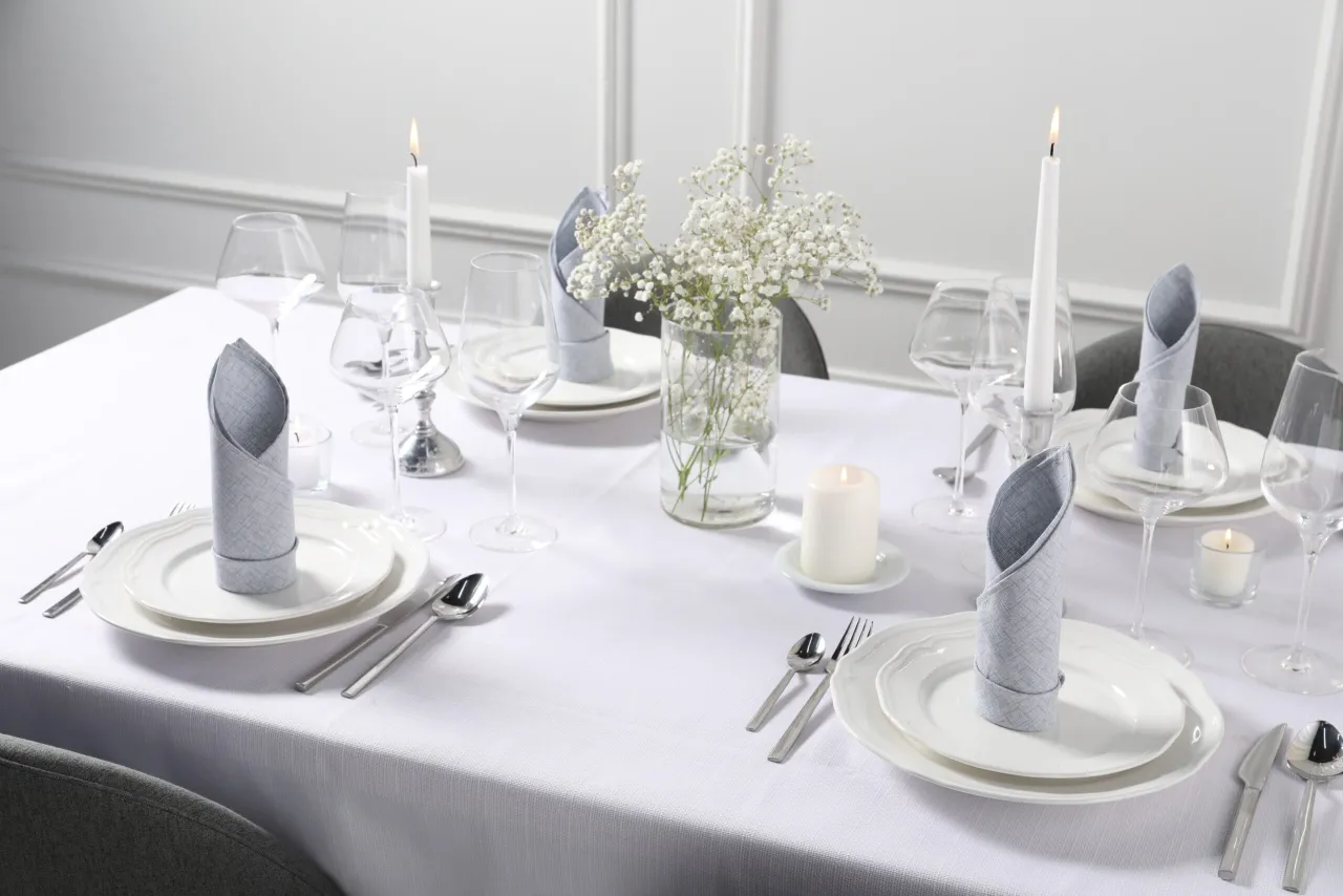 elegant gedeckter Restauranttisch mit hochwertiger Tischdecke