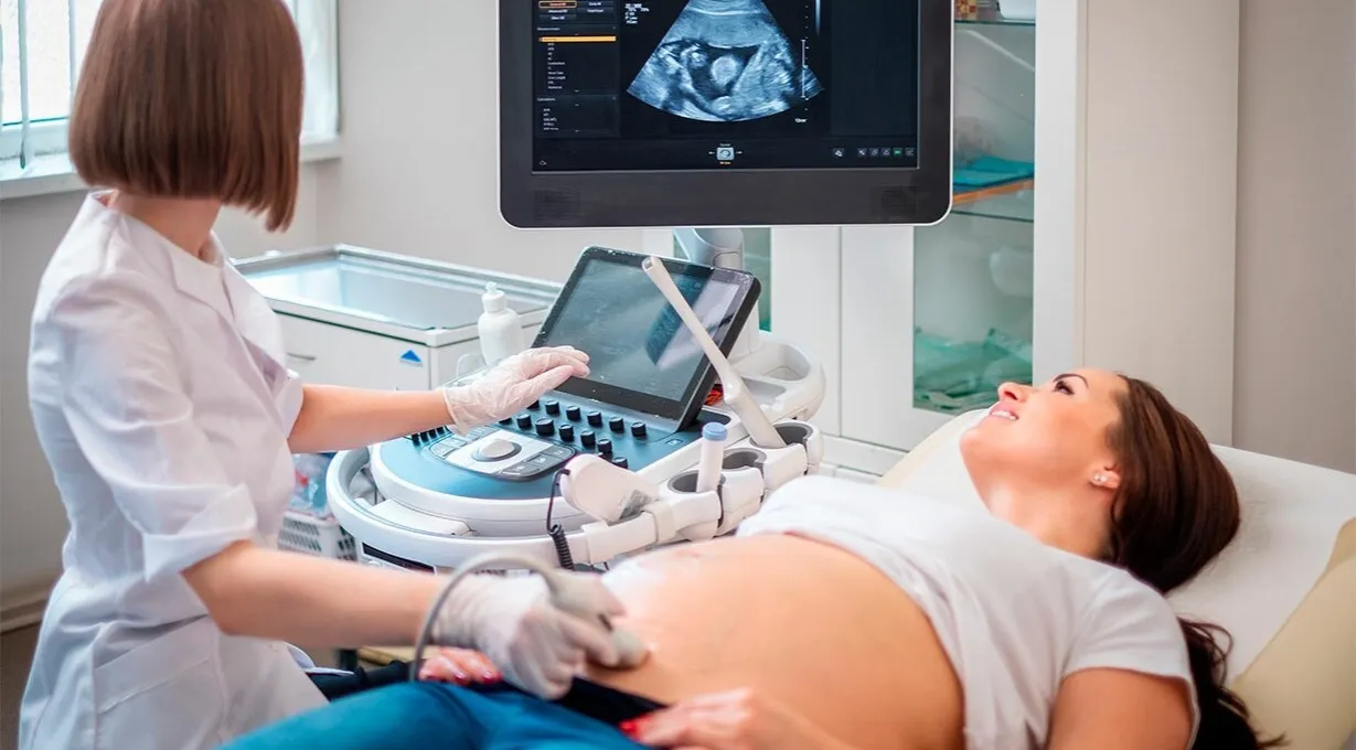 kobieta w ciąży na USG