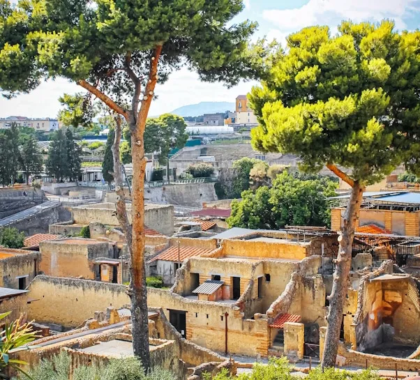 Gut erhaltene zweistöckige Gebäude in Herculaneum als Vergleich zu Pompeji