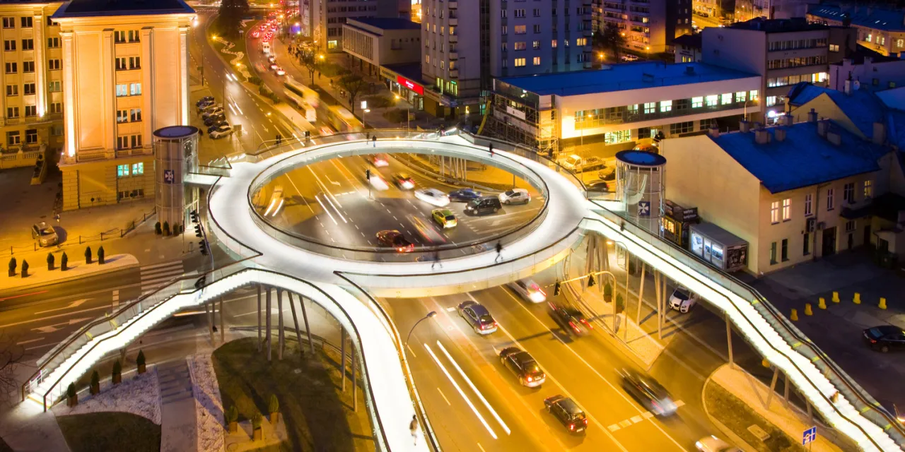 Okrągła kładka Rzesz&oacute;w nocą