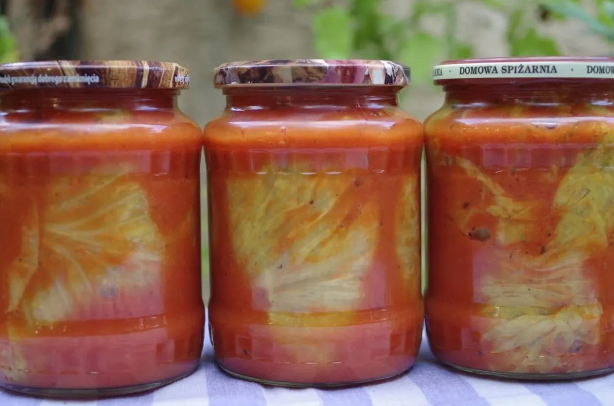 Domowe przetwory mięsne w słoikach, spiżarnia
