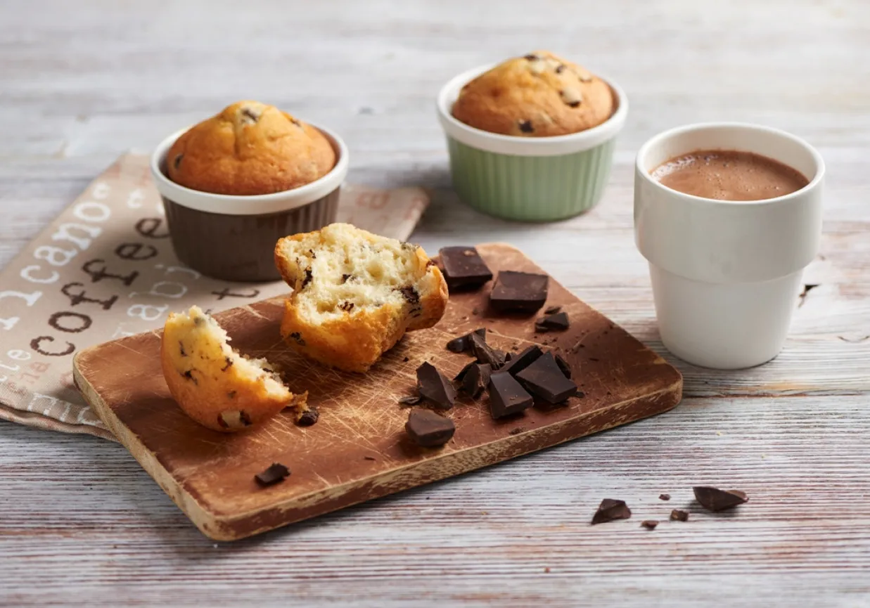 Babeczki z kawałkami czekolady por&oacute;wnanie