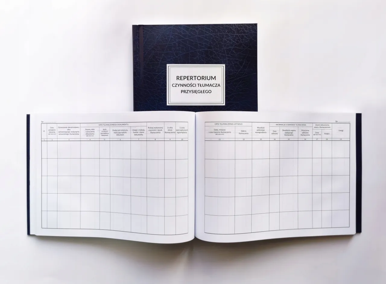 kalkulator i dokumenty z pieczątką tłumacza przysięgłego