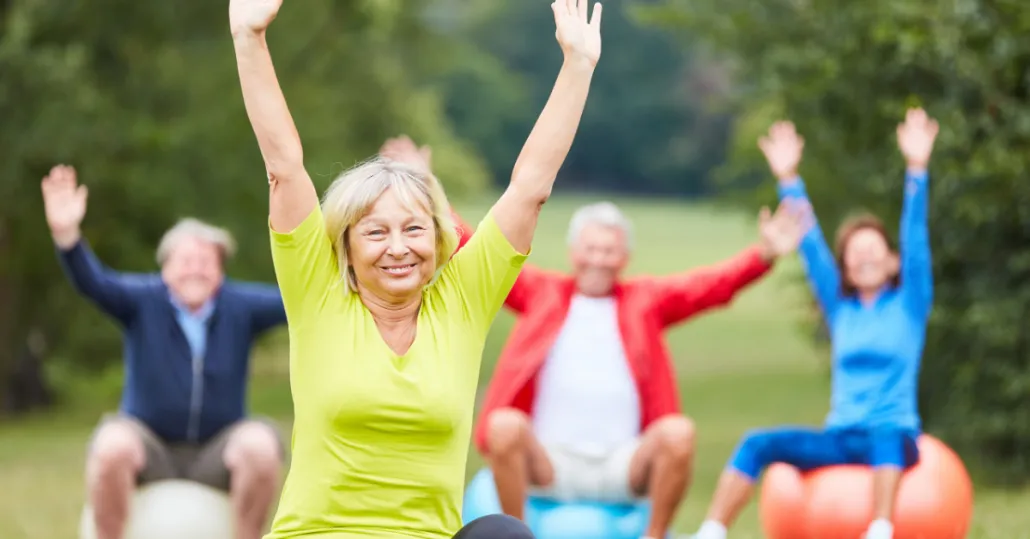 osoba rozciągająca się z uśmiechem, elastyczność, zdrowie