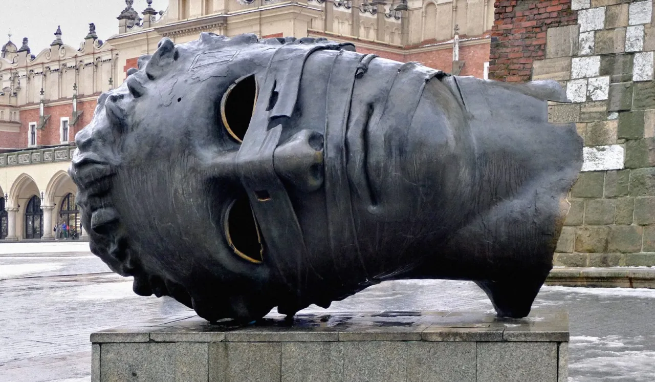 Igor Mitoraj rzeźby Kraków Rynek Główny