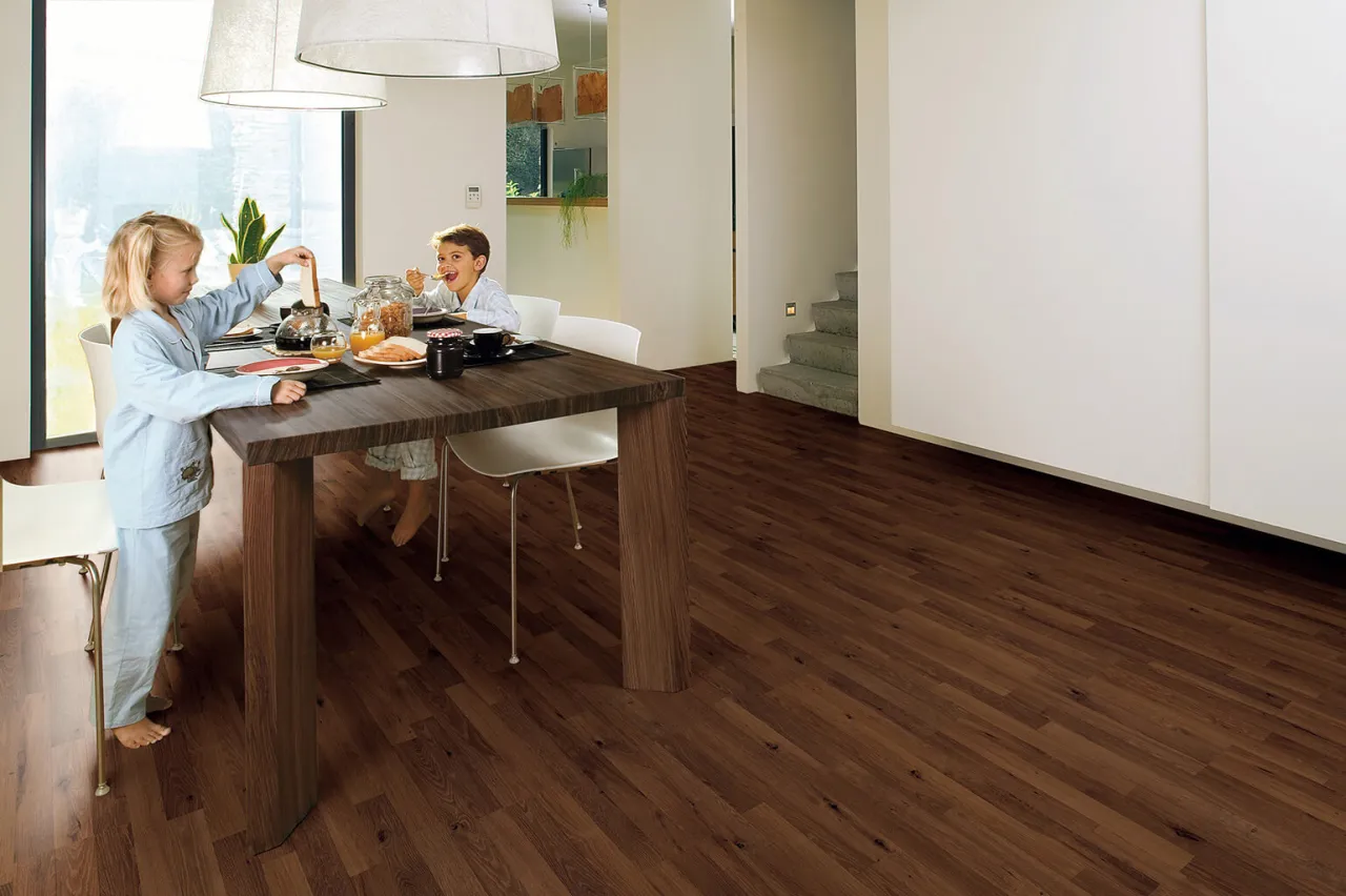 podłogi salon ogrzewanie podłogowe dzieci zwierzęta