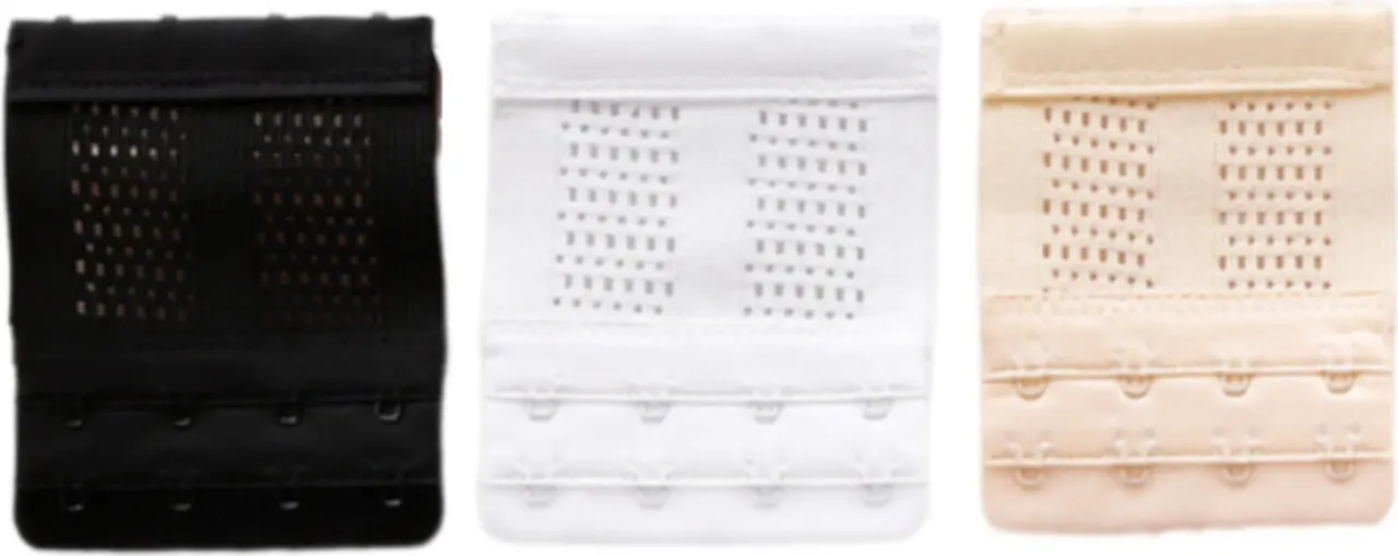 kobieta mierząca biustonosz, niezadowolona