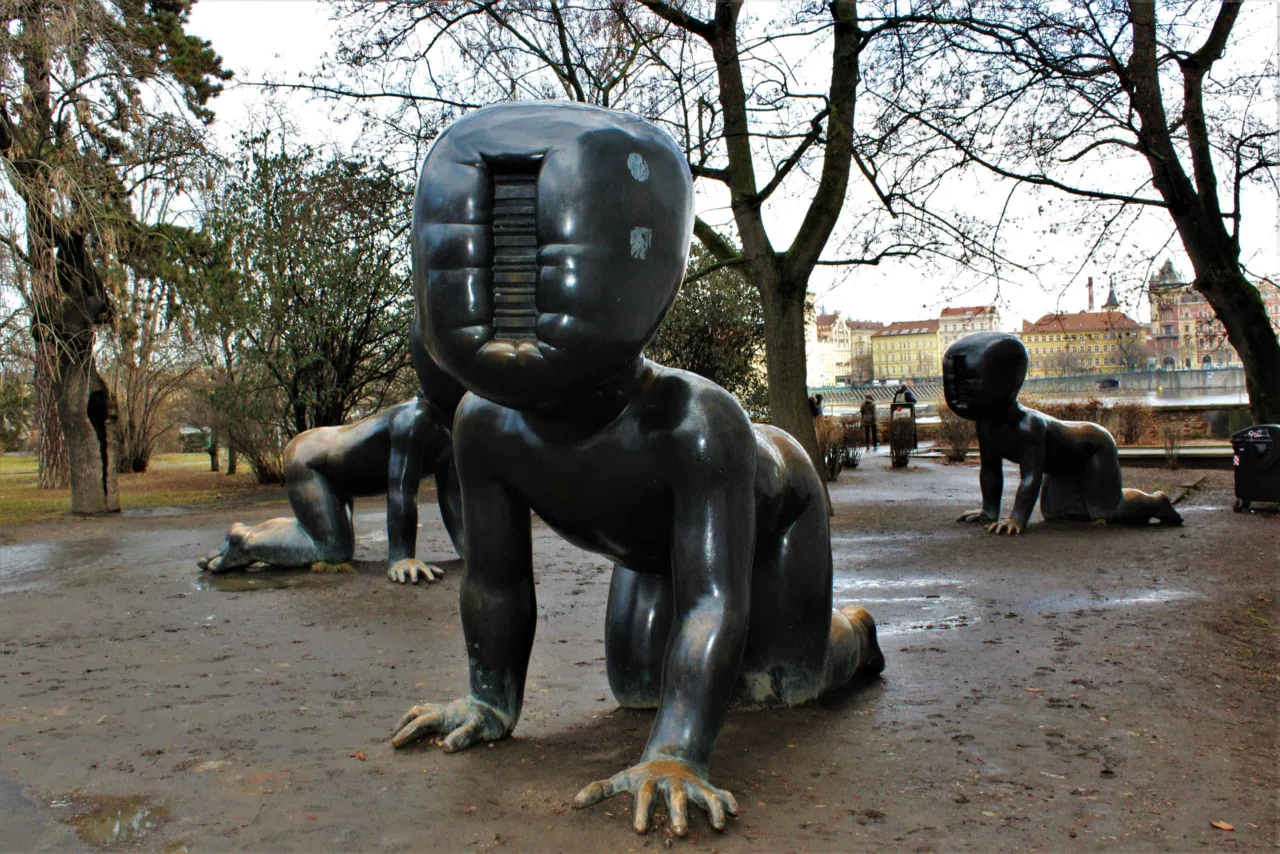 rzeźby Davida Černego Praga