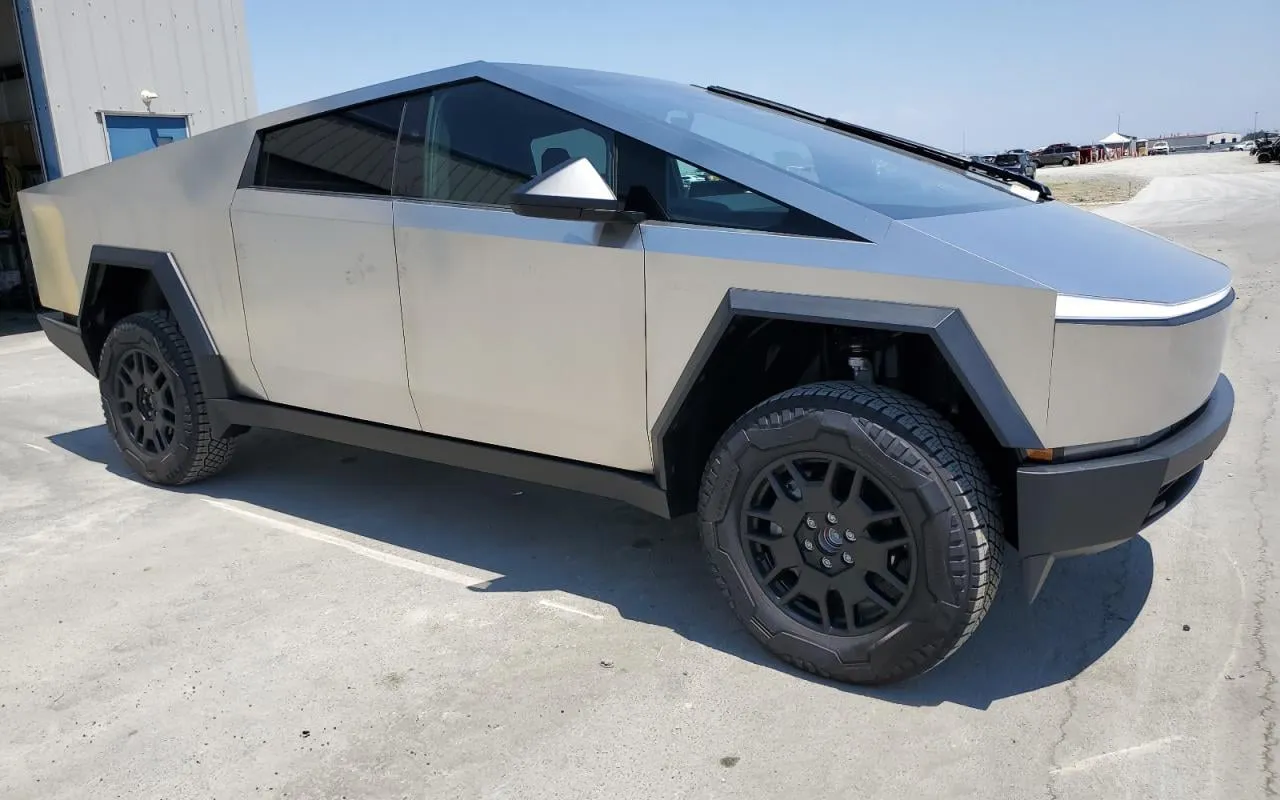 Tesla Cybertruck na betonie. Zastanawiasz się, ile kosztuje Tesla Cybertruck? Ten futurystyczny pojazd robi wrażenie.