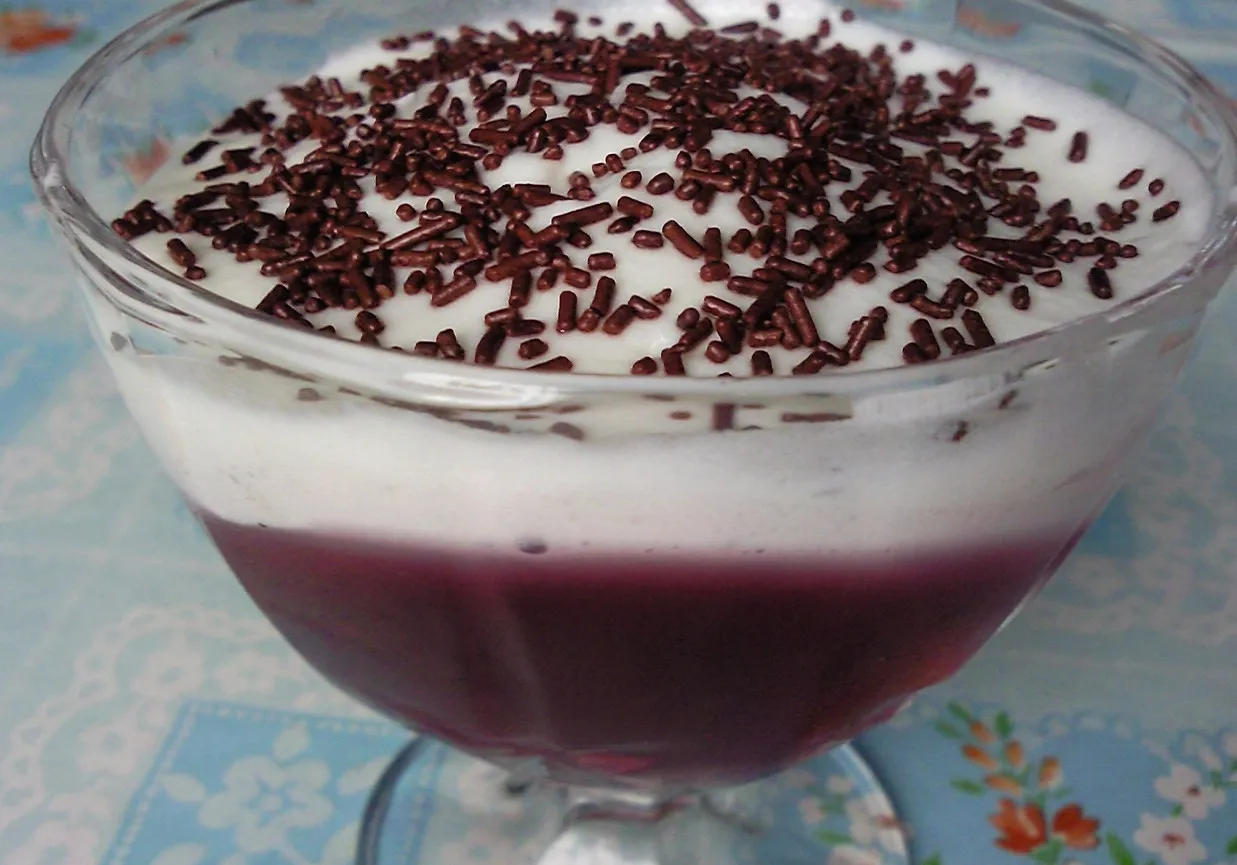 galaretka z r&oacute;żnymi dodatkami: owoce, bita śmietana, czekolada