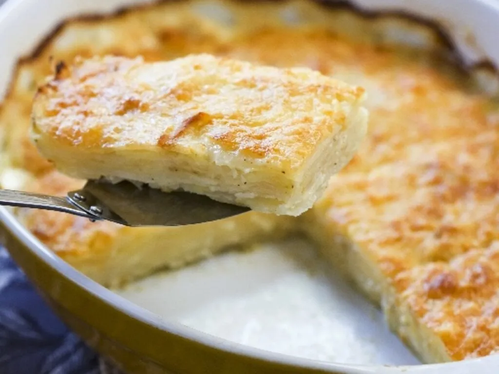 Goldbraun &uuml;berbackener Kartoffelauflauf mit Schmand