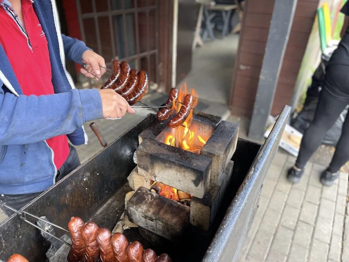Mapa street foodu Warszawa kiełbasa z grilla