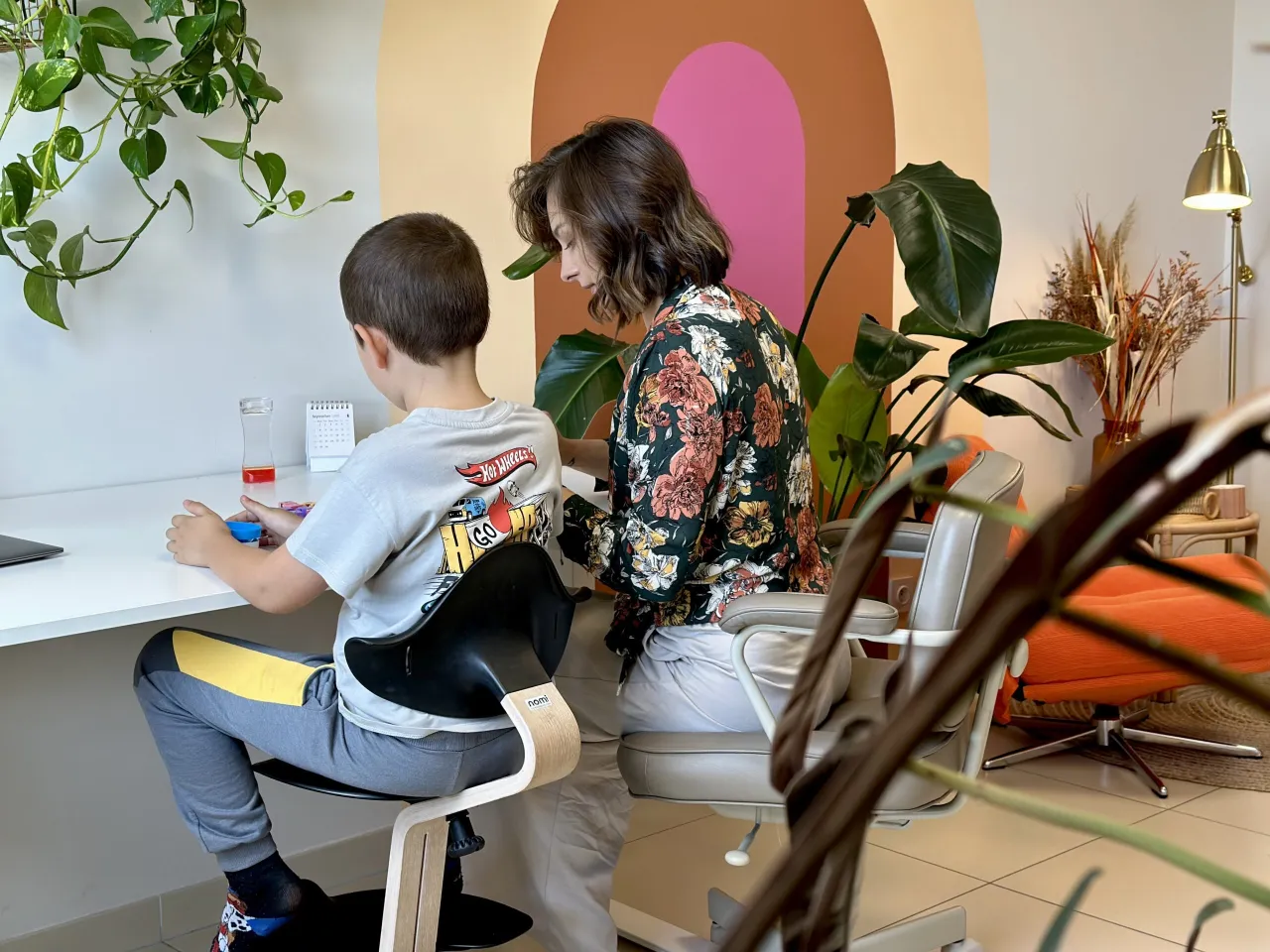 rodzic wypełniający dokumenty w poradni