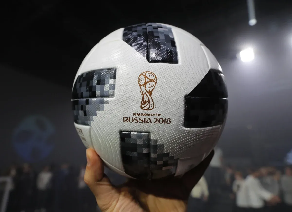 Piłka z logo FIFA World Cup Russia 2018. Mistrzostwa świata w piłce nożnej odbywają się co cztery lata.