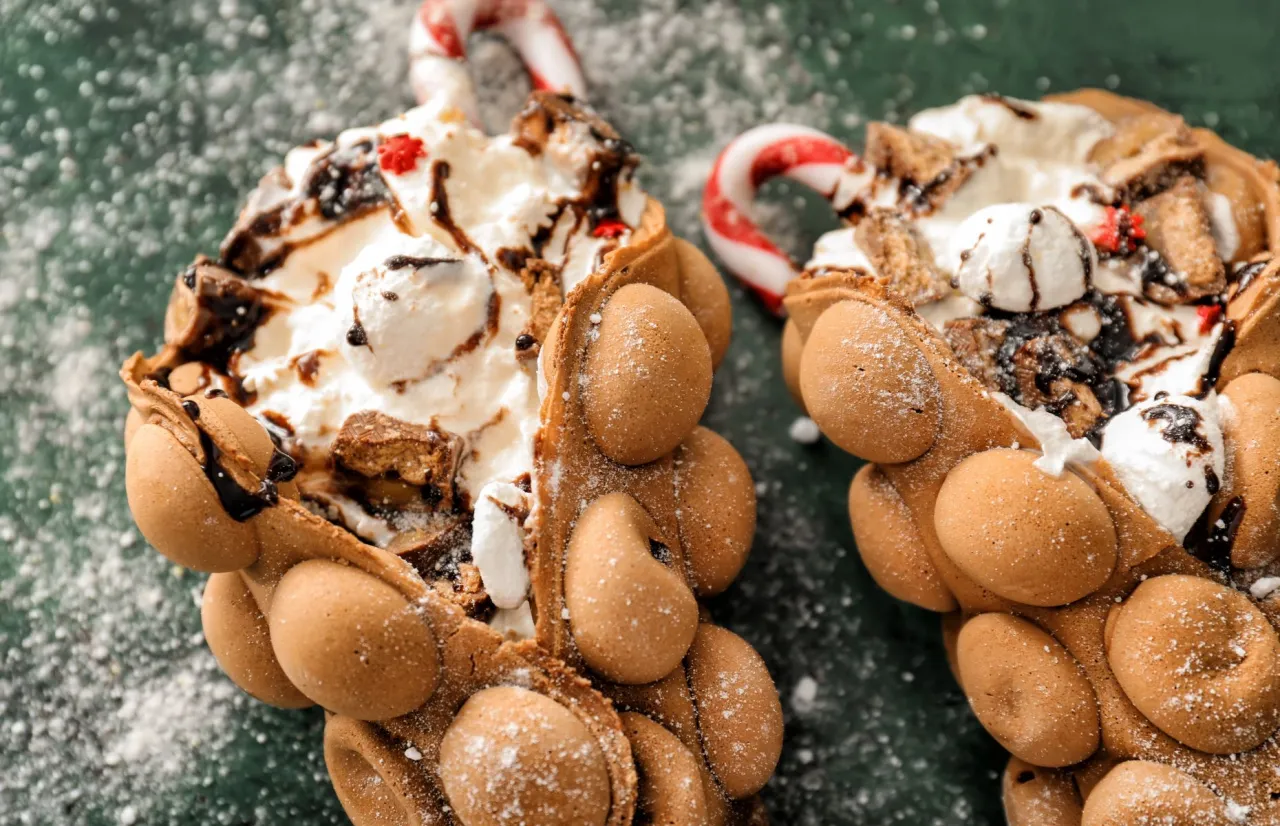 Pyszne ciasto na gofry bąbelkowe z bitą śmietaną, polewą czekoladową i cukierkami. Idealne na święta!