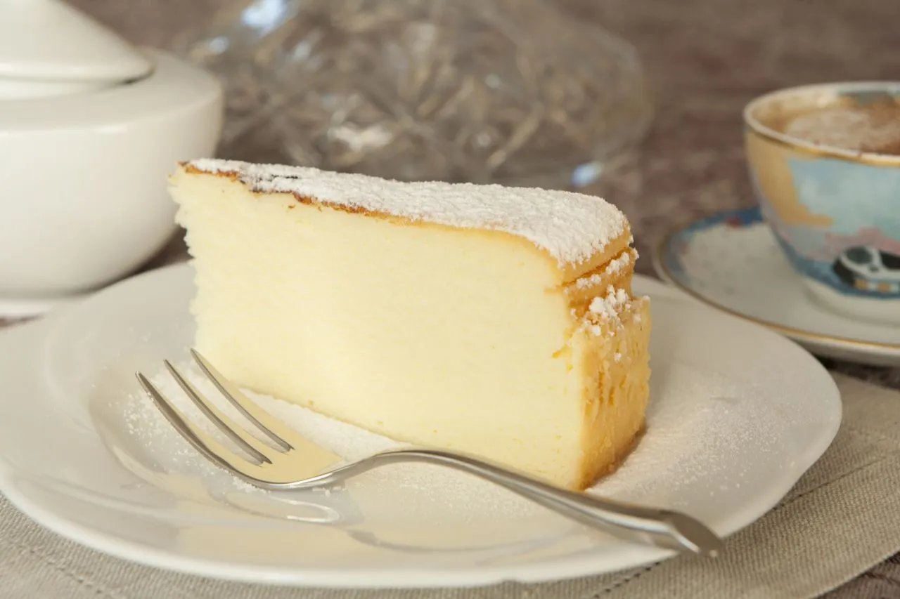 r&oacute;żne rodzaje sernika talerz