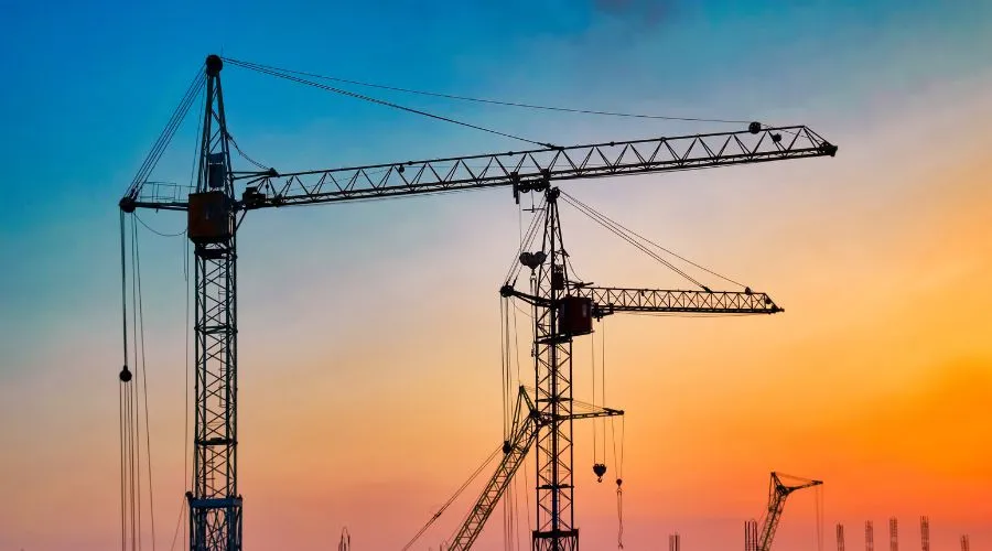 różne typy dźwigów budowlanych porównanie