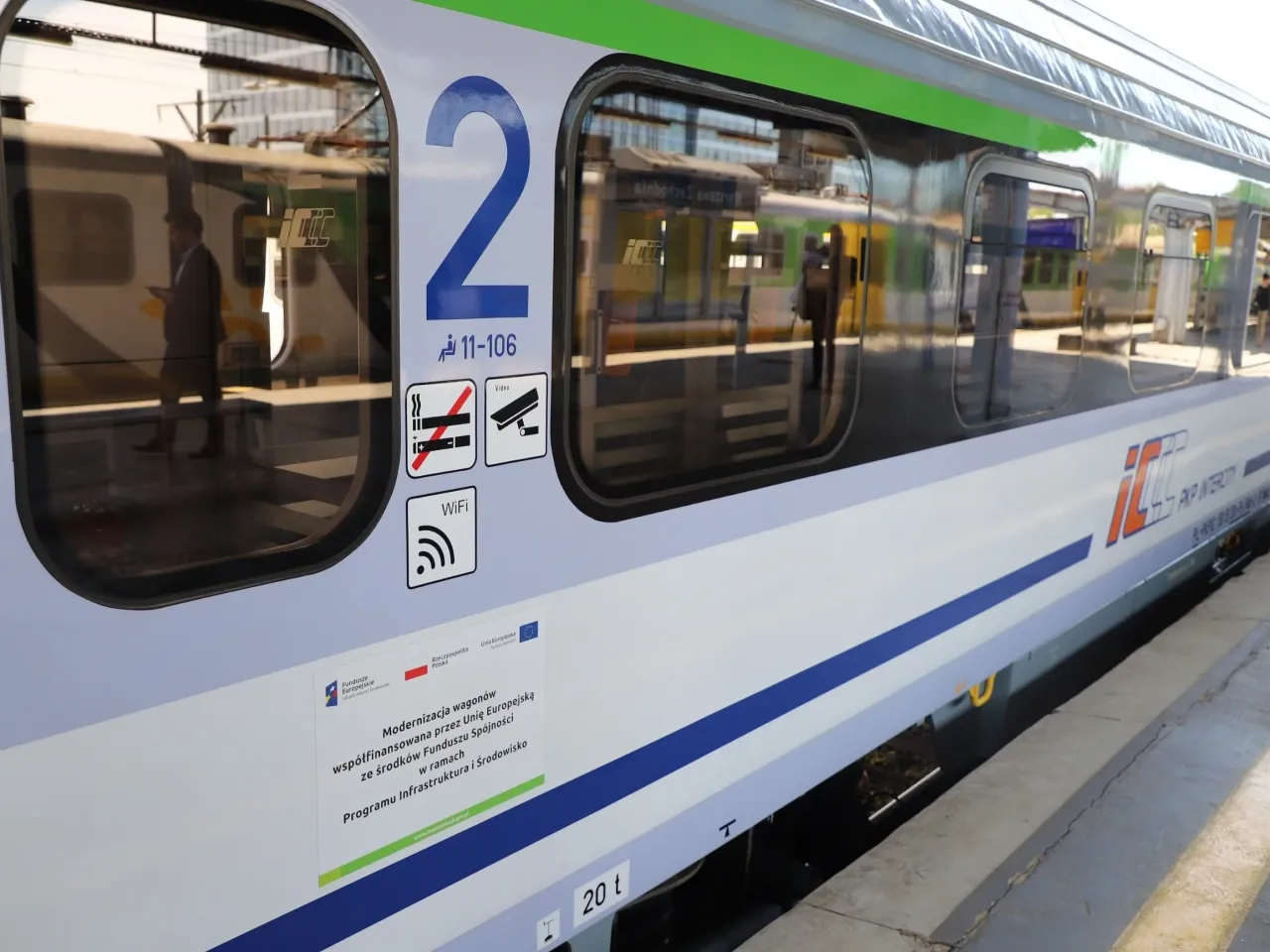 Nowy wagon PKP Intercity z numerem 2. Zastanawiasz się, czy można zwrócić bilet PKP Intercity? Sprawdź regulamin przewoźnika.
