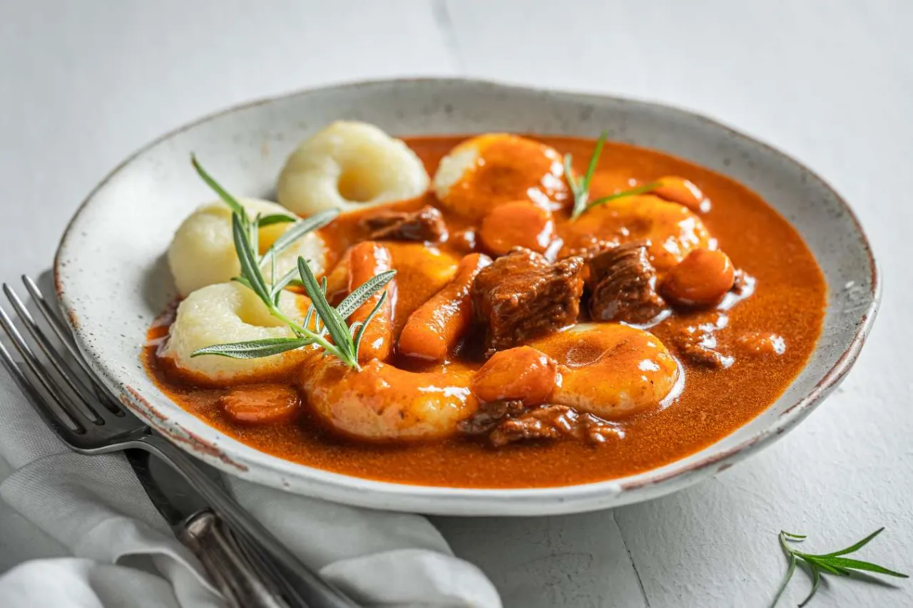 Gulasz z kluskami śląskimi i marchewką. Czy kluski śląskie można mrozić? Tak, po ugotowaniu i ostudzeniu można je zamrozić.