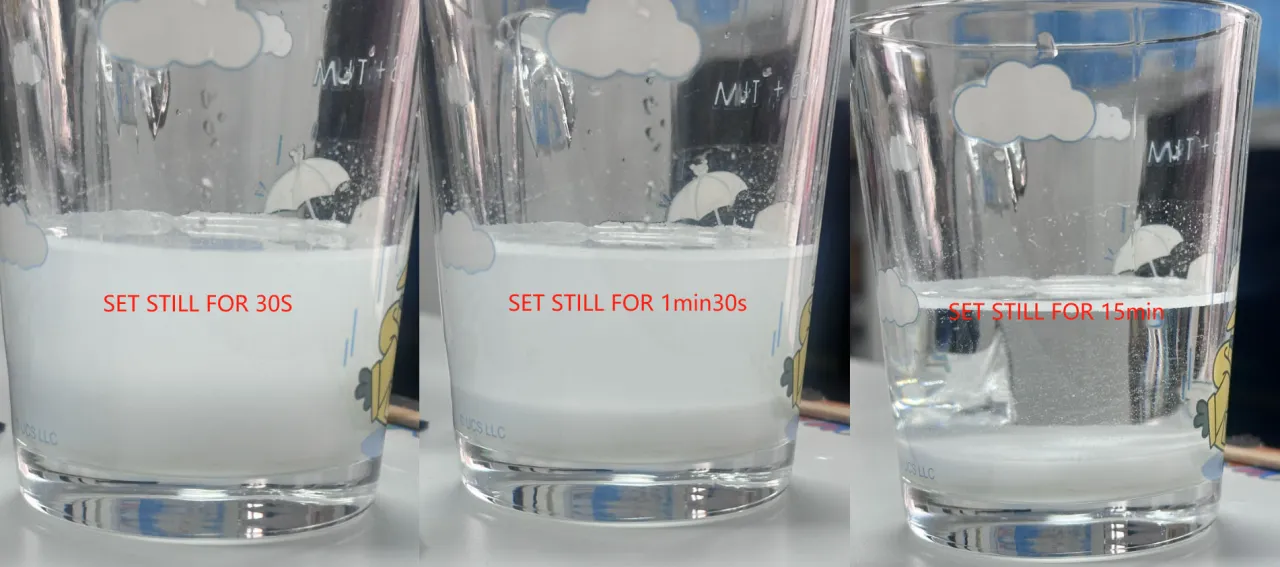 Trzy szklanki pokazują, czy kreatynę trzeba rozpuszczać w wodzie. Po 30s, 1min 30s i 15min widać osad.