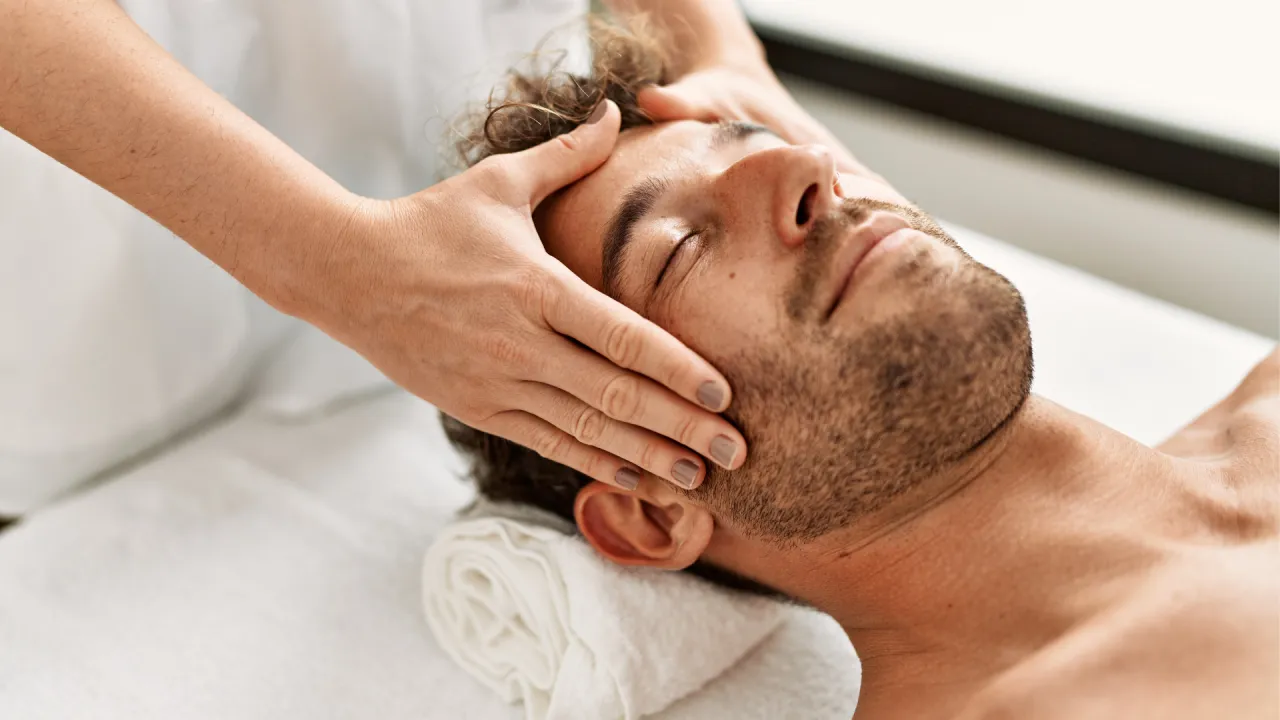 Mężczyzna relaksujący się w nowoczesnym SPA