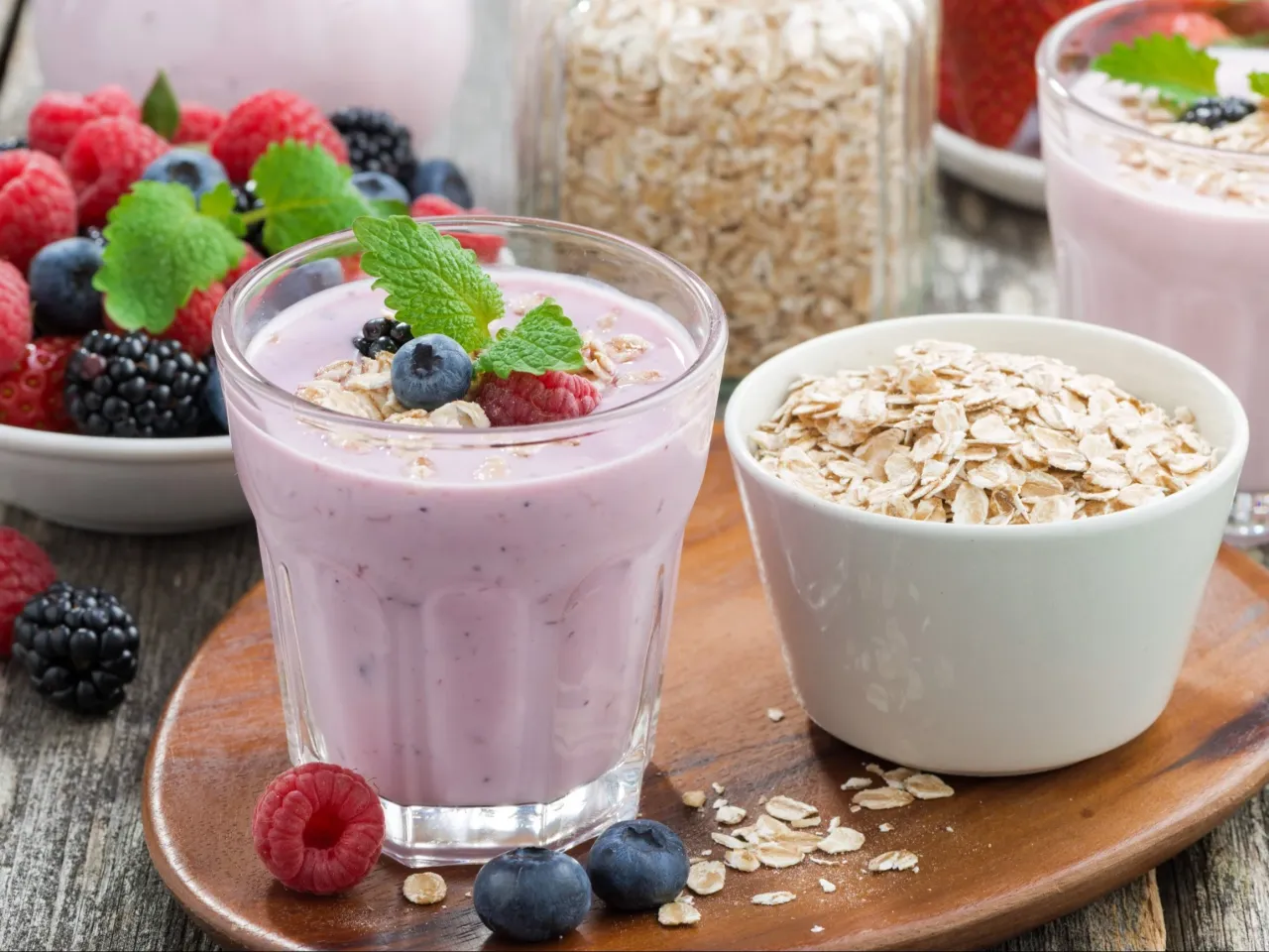 Pyszny koktajl z owocami leśnymi i płatkami owsianymi. Idealny na śniadanie, ale do kt&oacute;rej godziny można jeść owoce? Najlepiej do wieczora!