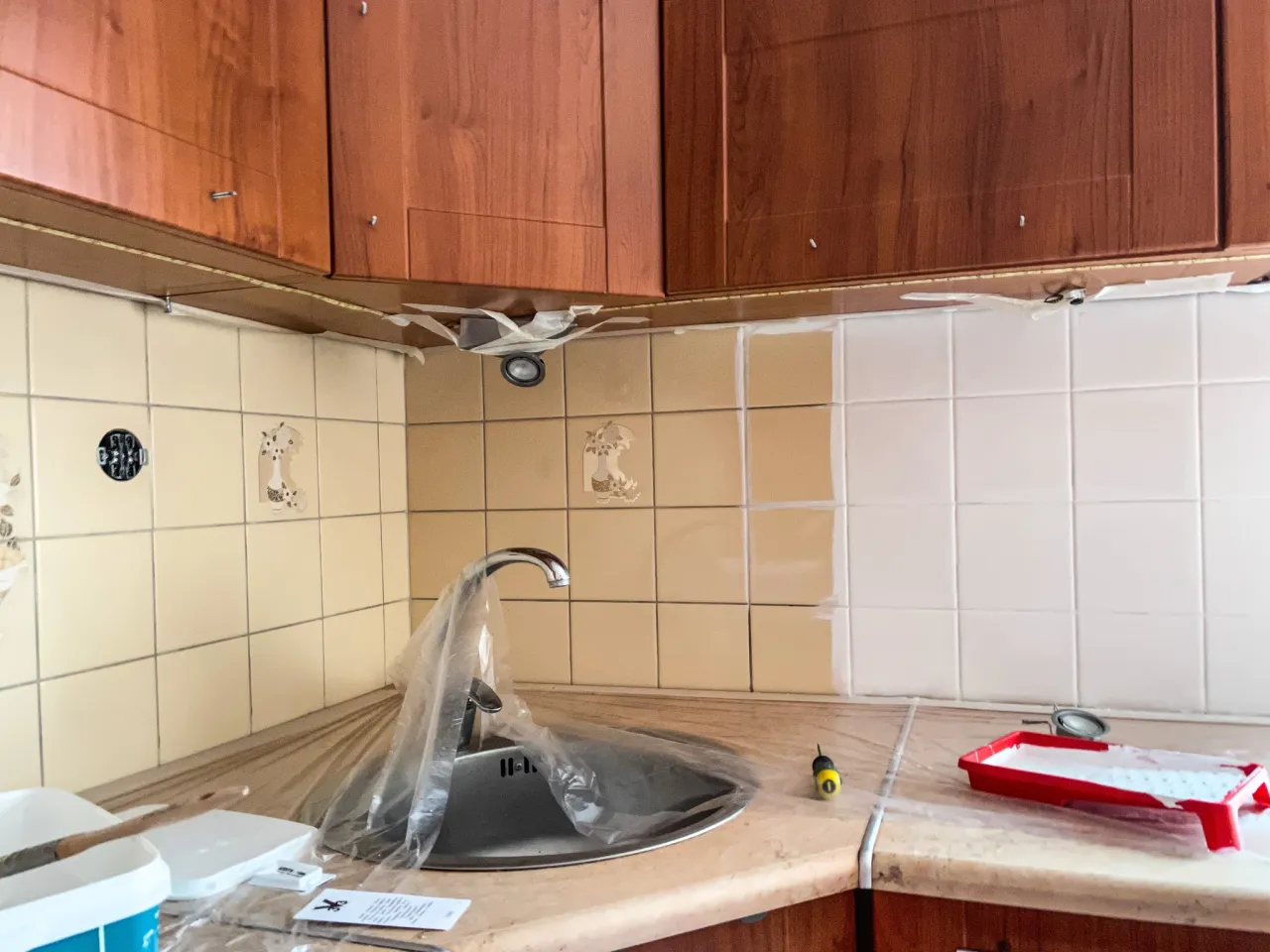 kuchnia pomalowane kafelki przed i po