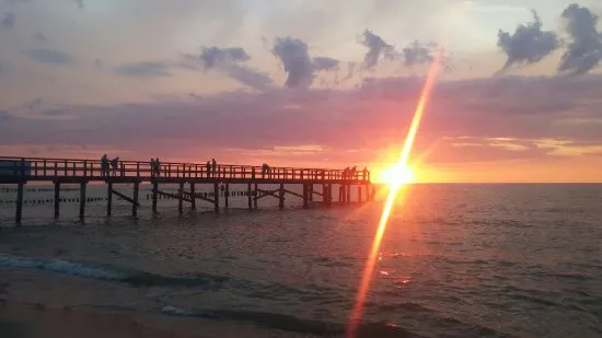 molo w Mielnie Unieściu zach&oacute;d słońca