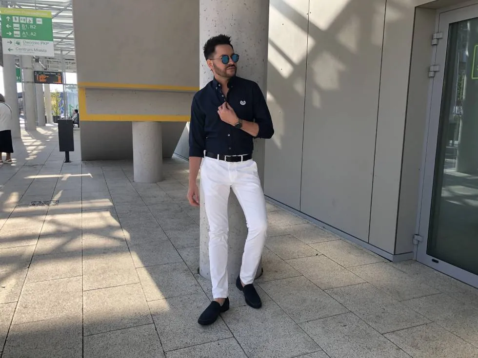 czarna bluzka białe spodnie stylizacja