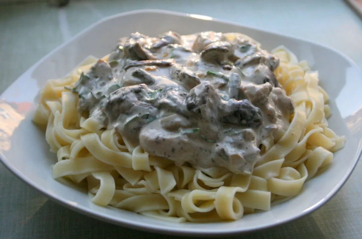Tagliatelle z grzybami w kremowym sosie, idealne na szybki obiad. Przepis na to danie jest prosty i satysfakcjonujący.