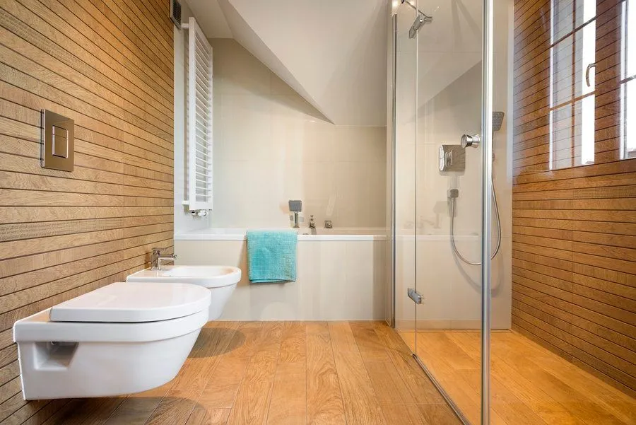 łazienka z panelami ściennymi imitacja drewna