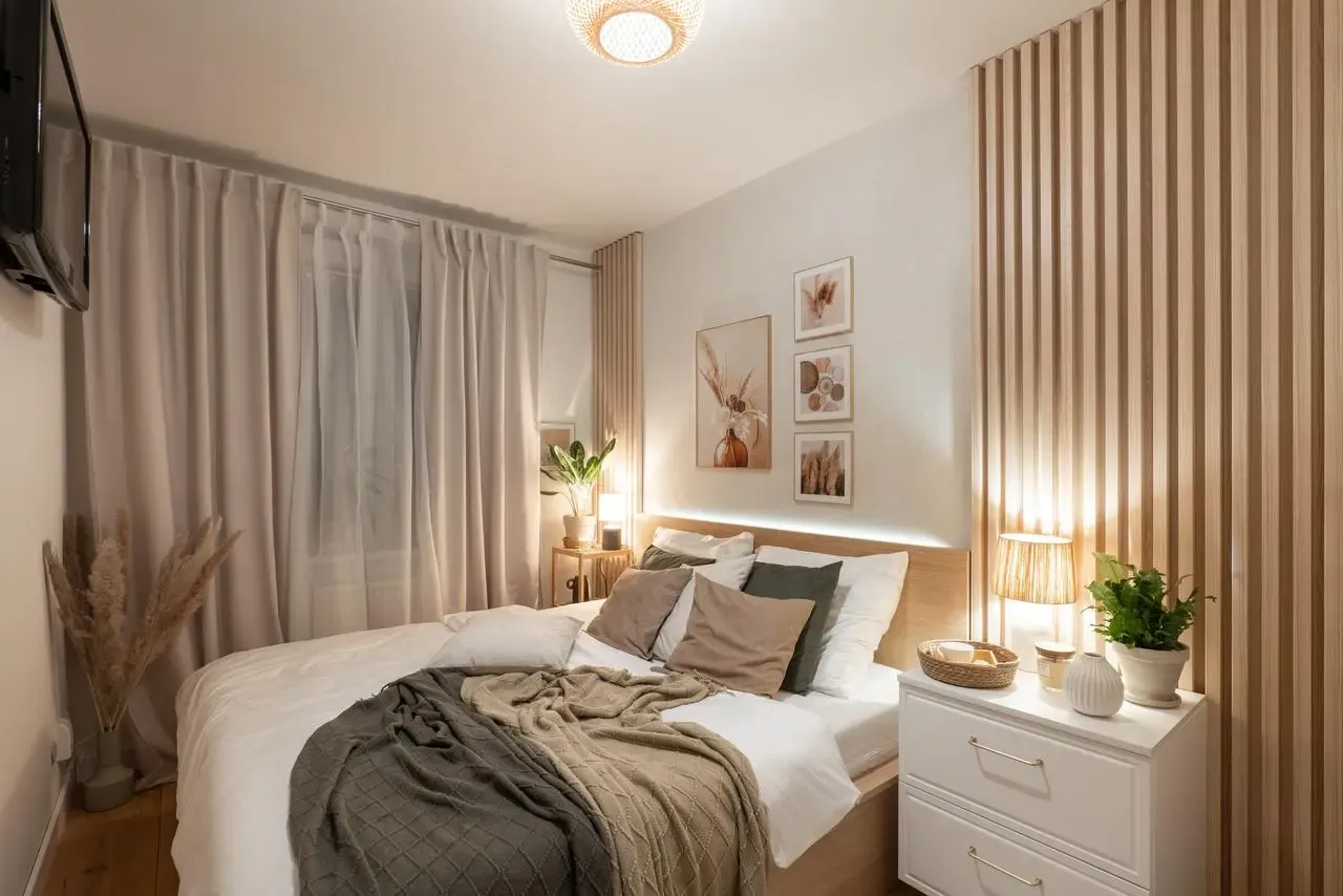 Beżowa sypialnia w stylu boho