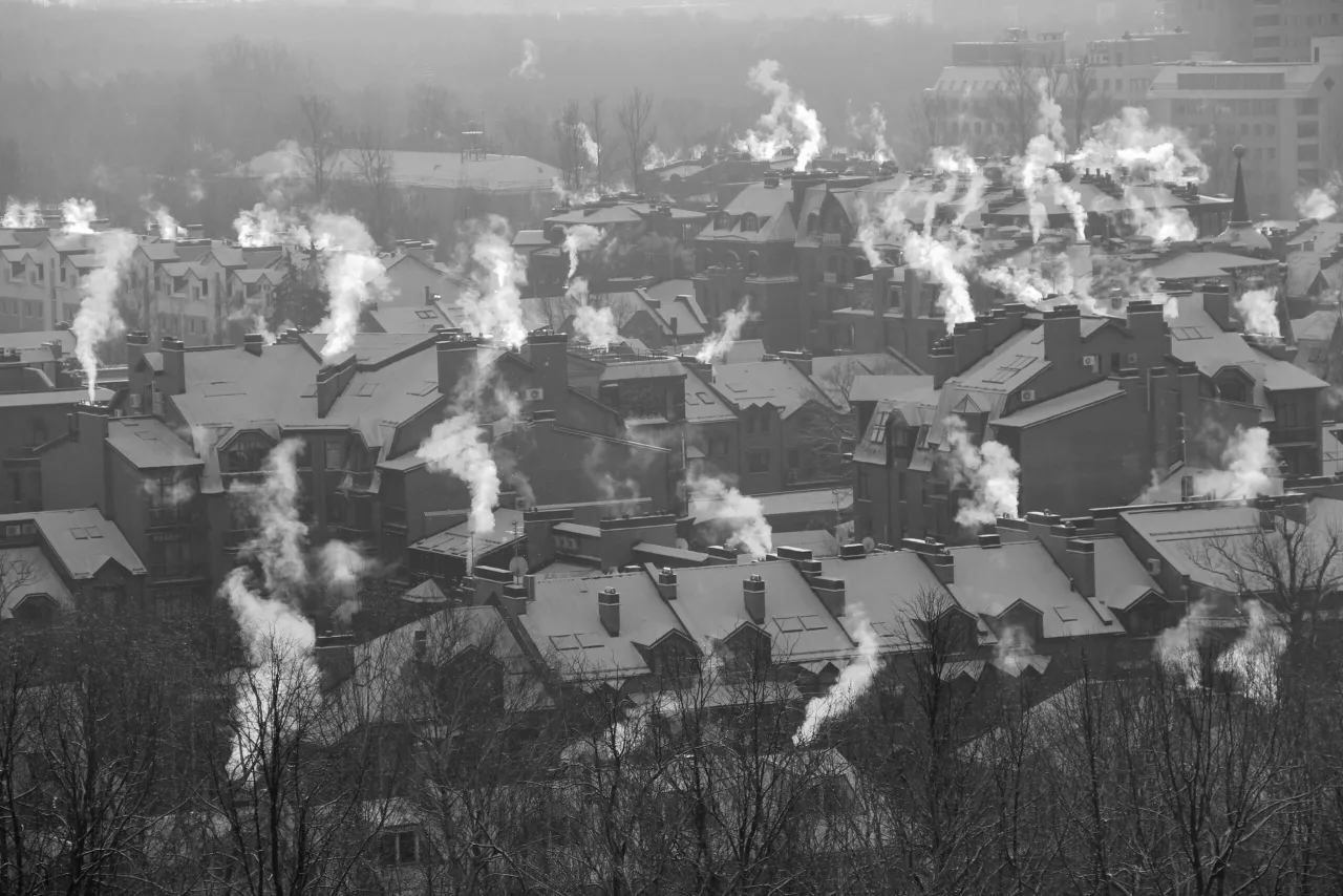 Dym z komin&oacute;w nad osiedlem zimą. Jak zapobiegać smogowi? Brainly podpowiada rozwiązania.