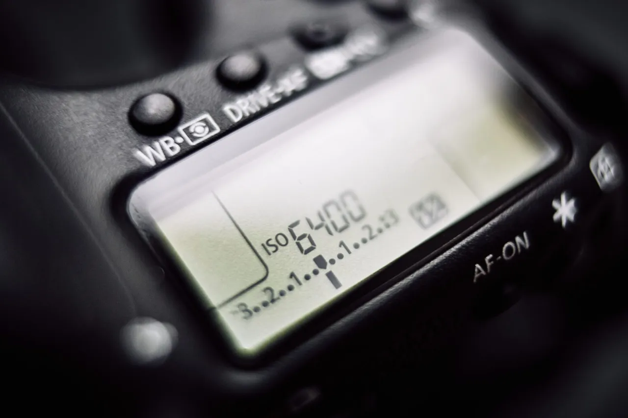 Wyświetlacz aparatu pokazuje, jak ustawić ISO 6400. Widoczne są też inne ustawienia, np. balans bieli.