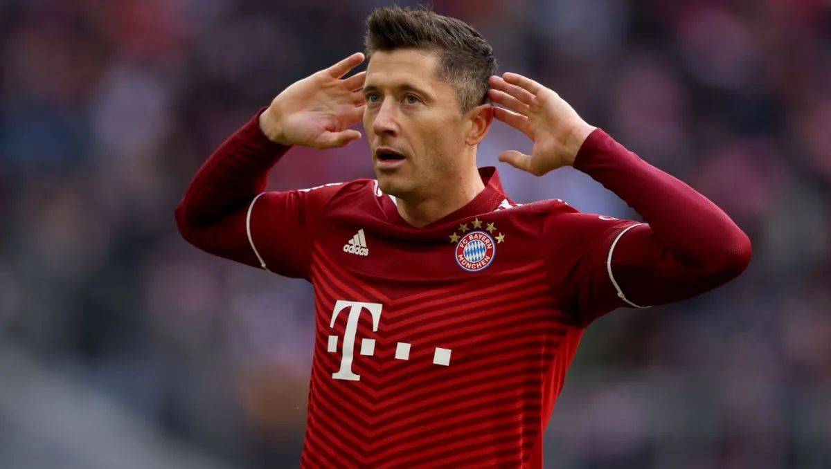 Robert Lewandowski w koszulce Bayernu Monachium i FC Barcelony