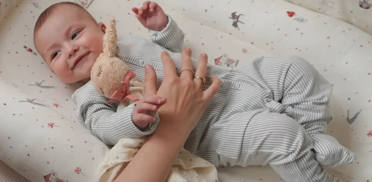 Dziecko śpiące w lekkiej piżamce