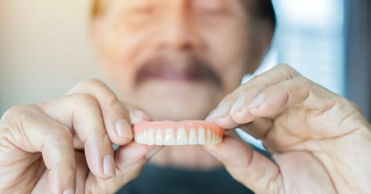 czego unikać przy czyszczeniu dziąseł z kleju