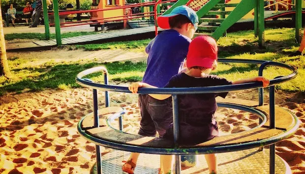 rodzic pakuje torbę na plac zabaw, niezbędnik na plac zabaw dla dziecka