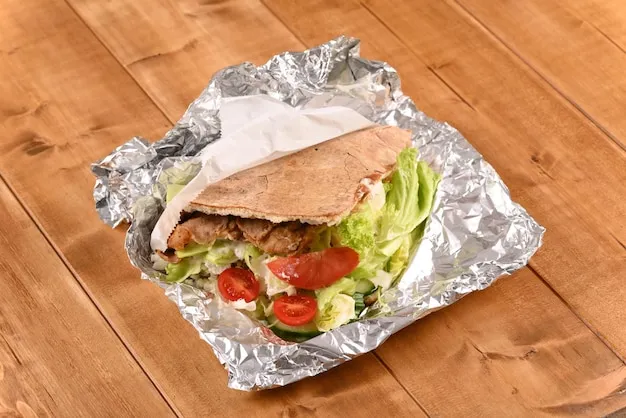 kebab w folii aluminiowej i grillowany