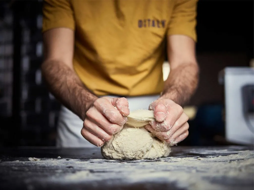 amasado a mano de masa de pizza napolitana