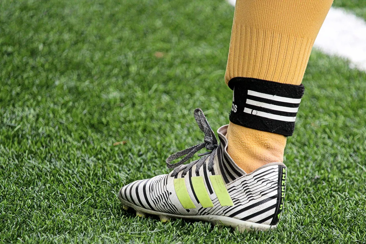 Rodzaje podeszew but&oacute;w piłkarskich lanki wkręty turfy hal&oacute;wki