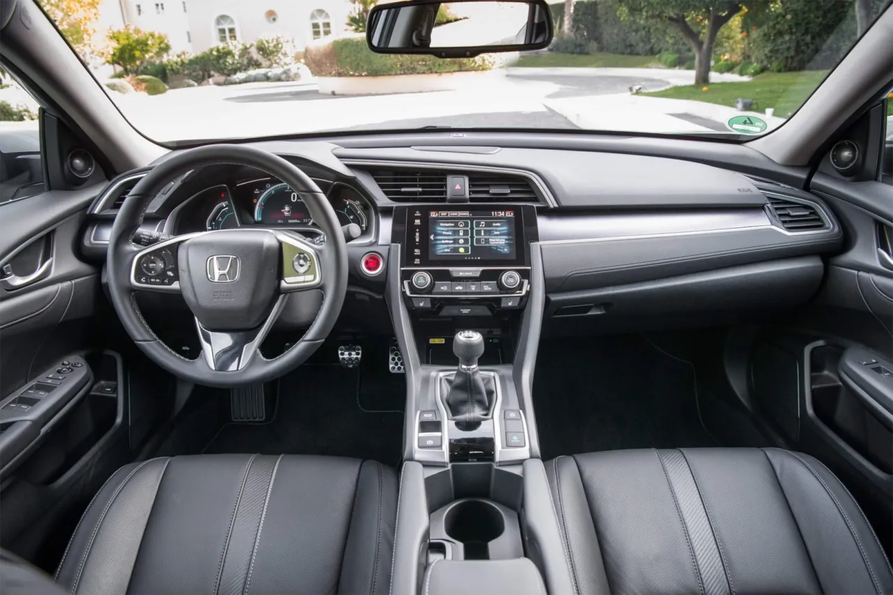 Honda Civic X wnętrze przed i po liftingu