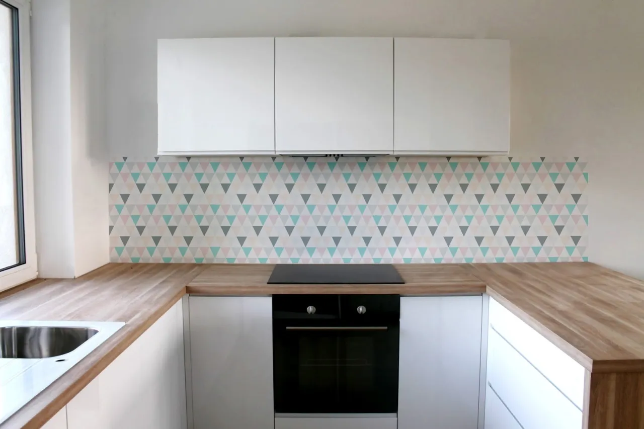 Biała kuchnia z kolorowym panelem szklanym