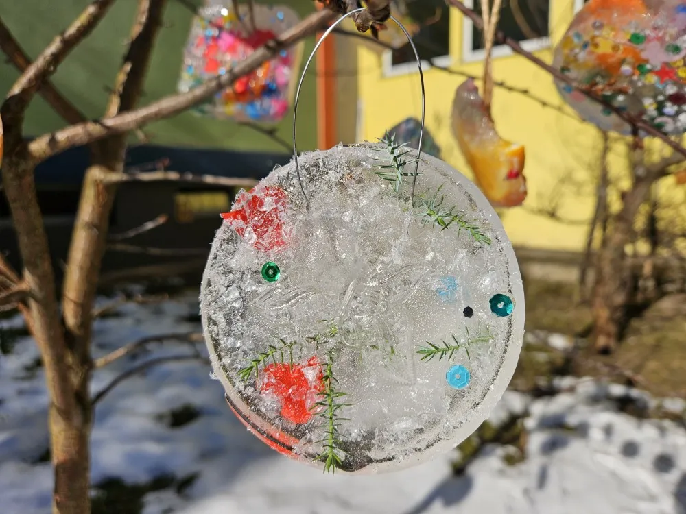 lodowe witraże z kwiatami