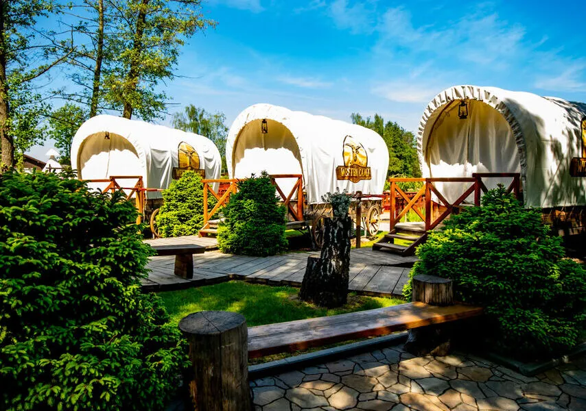 Western Camp Resort Energylandia domki tipi wozy