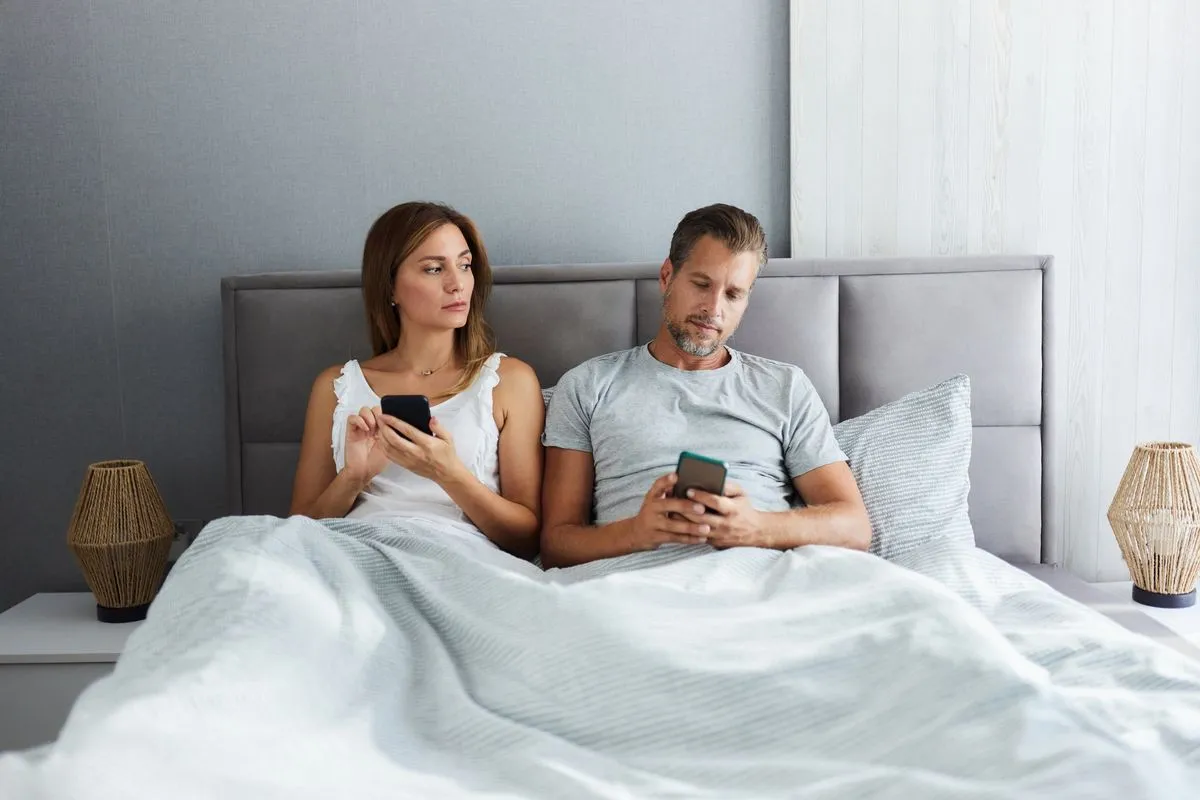 Sygnały zdrady u mężczyzny, zmienione zachowanie partnera