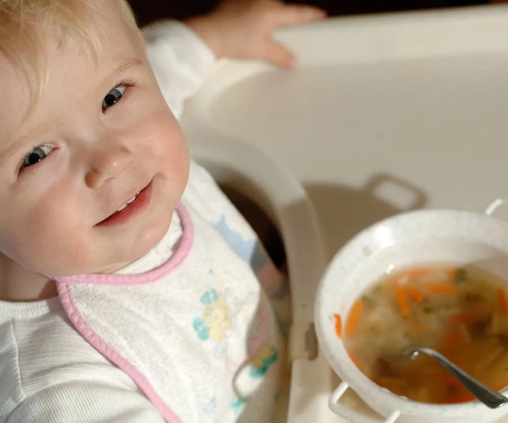 niemowlę jedzące zupkę z makaronem