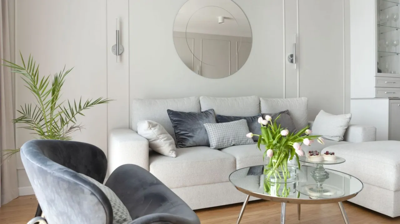 jasne kolory w małym salonie z lustrem