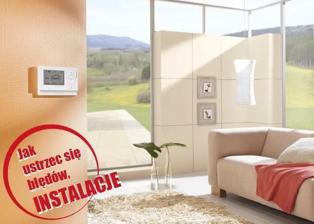 prawidłowo zamontowany pokojowy czujnik temperatury na ścianie w salonie