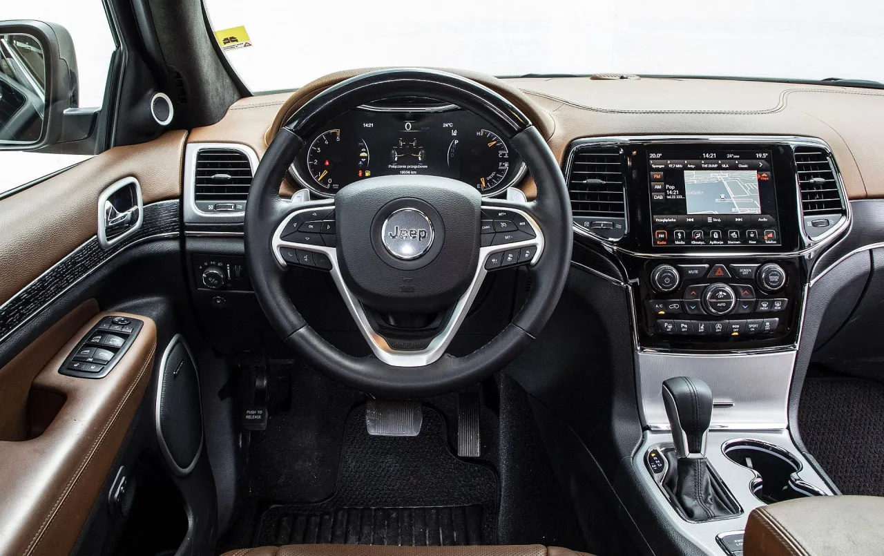Jeep Grand Cherokee WK2 wnętrze